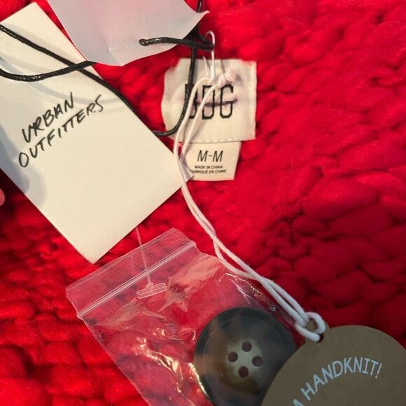 NWT BDG Kinley Chunky knit cropped cardigan size XS
Retail $148
C1 - Picture 14 of 14